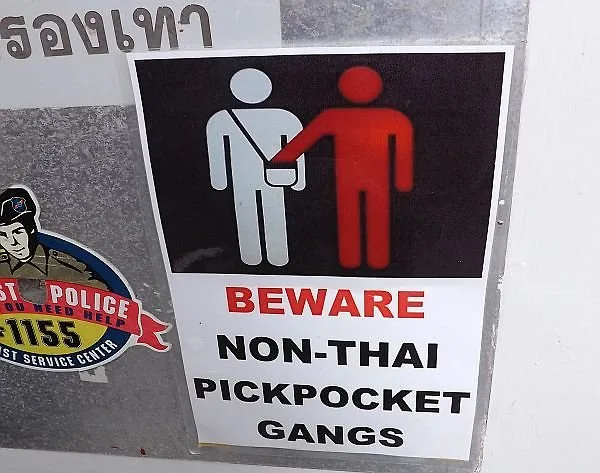 travel safely avoid pickpockets