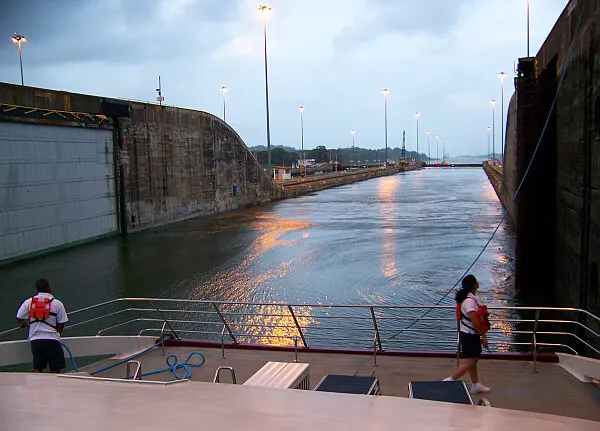 costs to go through the Panama Canal