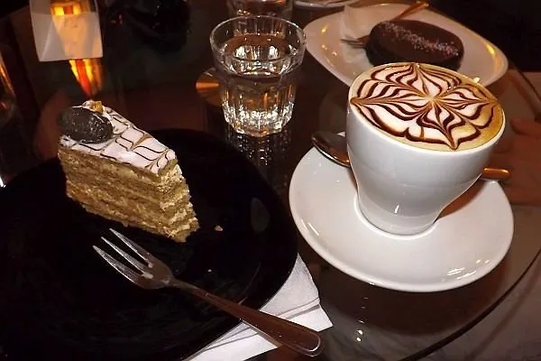 Budapest cost of living - coffee and a pastry