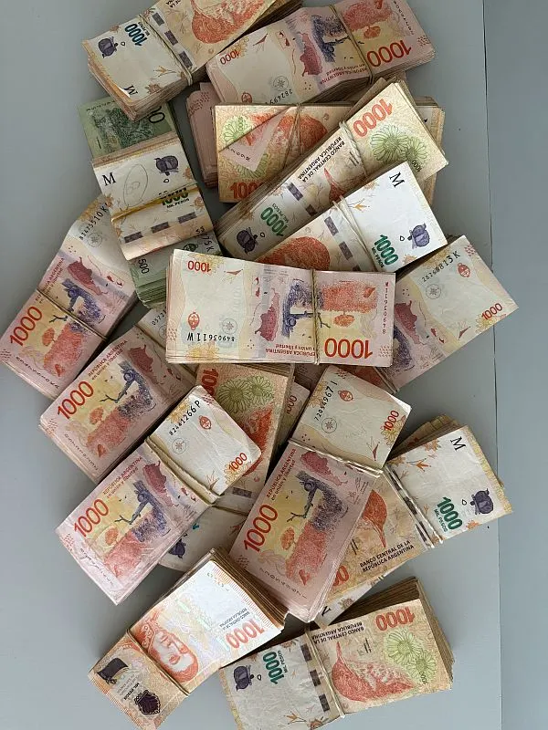 cash argentina low peso value