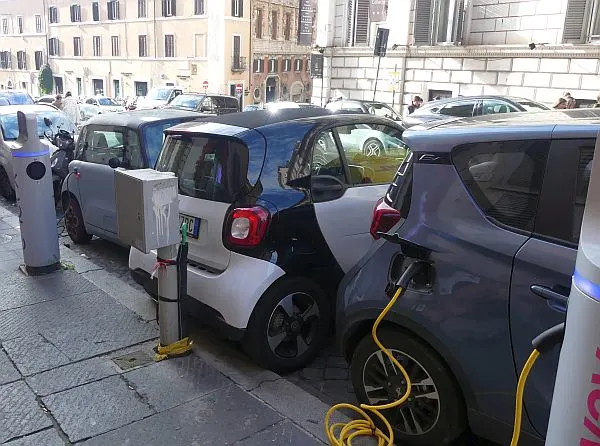 Small electric cars in Italy